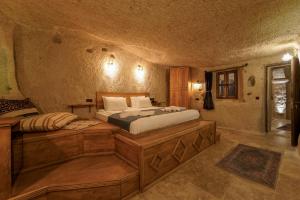 Postel nebo postele na pokoji v ubytování Göreme Escape Cave