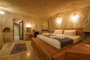 Postel nebo postele na pokoji v ubytování Göreme Escape Cave