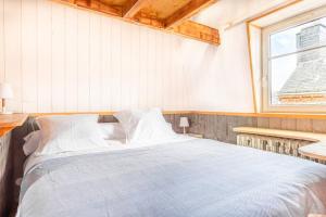 een slaapkamer met een bed en een raam bij La Maison de Jade - Etretat Centre - 6 pers in Étretat