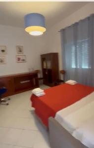 una camera con letto rosso e luce blu di Villa Donatella a Paestum