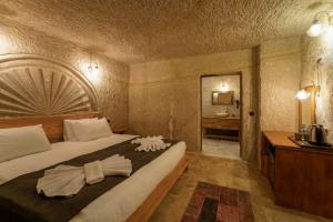 Postel nebo postele na pokoji v ubytování Göreme Escape Cave