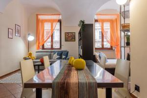 a living room with a table and a couch at La Casa del Polpo Giallo by Wonderful Italy in Turin