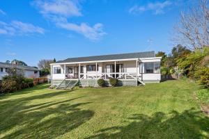 Casa blanca con patio grande en Teemos Retreat - Family and Friends, lots of space, big backyard en Rotorua