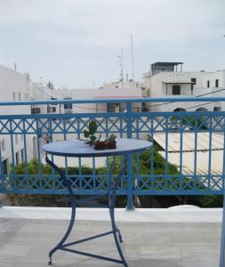 un tavolo blu con una pianta sul balcone di Very-Kokkos Pension 2 a Naxos Chora