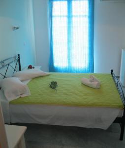 una camera da letto con un letto con due bambole sopra di Very-Kokkos Pension 2 a Naxos Chora
