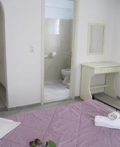 e bagno con doccia, servizi igienici e lavandino. di Very-Kokkos Pension 2 a Naxos Chora