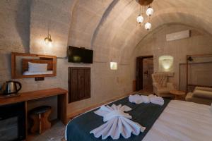 Postel nebo postele na pokoji v ubytování Göreme Escape Cave