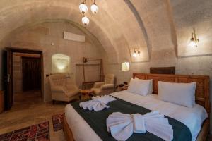 Postel nebo postele na pokoji v ubytování Göreme Escape Cave