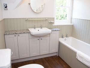 a bathroom with a sink and a bath tub and a mirror at Pass the Keys Stylish apartment in stunning location plus parking in Bath
