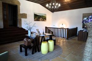 um quarto com duas mesas e um lustre em Valonquinta - Agro Hotel & SPA em Vila Flor