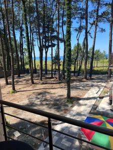 uma varanda com vista para um parque com árvores em Villa Premium Shekvetili em Shekhvetili