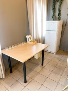 Veldzes Nams Family room في فنتسبيلز: طاولة مع كؤوس للنبيذ عليها في مطبخ