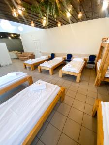 um quarto com várias camas e cadeiras em Veldzes Nams Family room em Ventspils