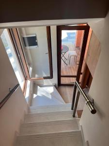 uma vista para uma escada com uma mesa e uma janela em Villa Premium Shekvetili em Shekhvetili