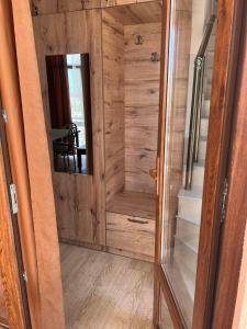 uma porta de madeira com um espelho num quarto em Villa Premium Shekvetili em Shekhvetili