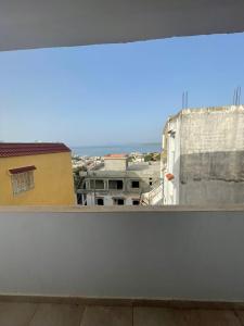 vistas al océano desde el balcón de un edificio en Ikamet Lilian, en Tabarka