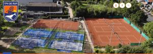 an overhead view of a tennis court with solar panels at De Rijper Eilanden in De Rijp