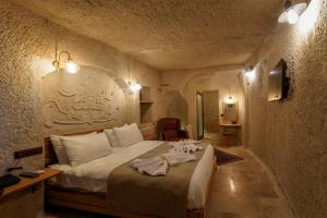 Postel nebo postele na pokoji v ubytování Göreme Escape Cave