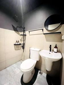 uma casa de banho com um WC branco e um lavatório. em Barkada Room 1 near Clark (Casa Isabela) em Mabalacat