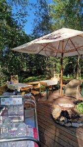 a patio with an umbrella and a table and chairs at Glamping Štôla- Perzeid in Štôla