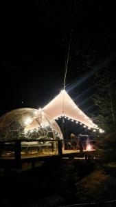 een tent wordt 's nachts verlicht met verlichting bij Glamping Štôla- Perzeid in Štôla