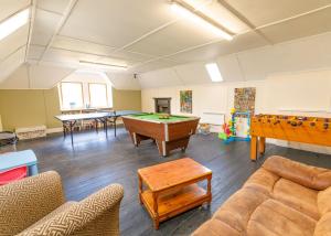 uma sala de estar com mesa de bilhar e pingue-pongue em Pheasant Lodge em Tomich