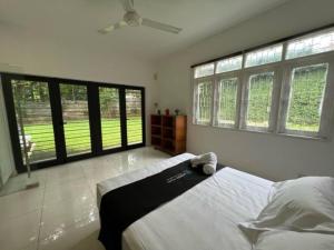 - une chambre avec un grand lit et de grandes fenêtres dans l'établissement Bungalow with Pool Karaoke PJ 12, à Petaling Jaya