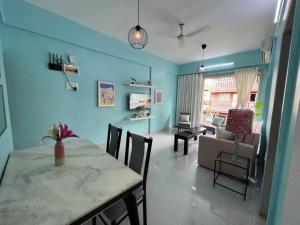 uma sala de jantar e sala de estar com mesa e cadeiras em Angel Views 101, Chapel Road, Bandra West by Connekt Homes em Mumbai