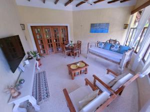 Vista aérea de una sala de estar con cama y mesa en Baharini Beachfront Cottage, en Malindi