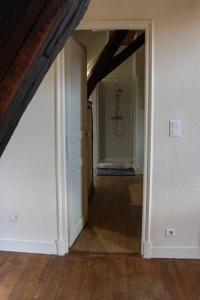 an empty room with a hallway with a closet and a shower at Columna Historya 2 in Bergerac +1 photo