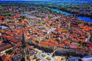 an aerial view of a city with buildings and water at Columna Historya 2 in Bergerac