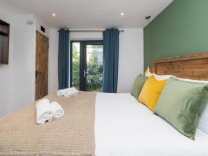 a bedroom with a large bed with towels on it at Pass the Keys Lovely 1 bed apartment close to city centre in Bath
