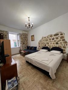um quarto com uma cama grande e um sofá em Royal House em Kotor