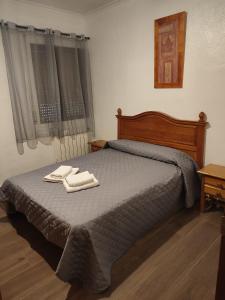 1 dormitorio con 1 cama con 2 toallas en El Cruce Hornos, en Hornos