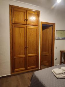 a bedroom with wooden cabinets and a bed at El Cruce Hornos in Hornos