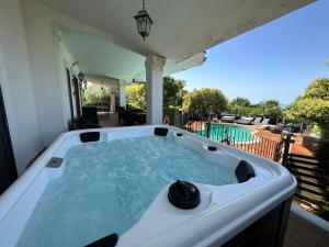 Bazén v ubytování B&B Villa Nunzia nebo v jeho okolí