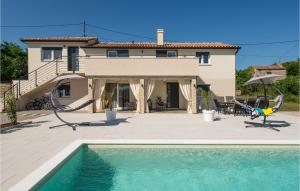 Villa con piscina y casa en Lovely Home In Labin With Kitchen, en Labin