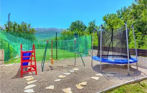 - une aire de jeux avec toboggan et balançoire dans l'établissement Cozy Home In Dugopolje With Jacuzzi, à Dugopolje