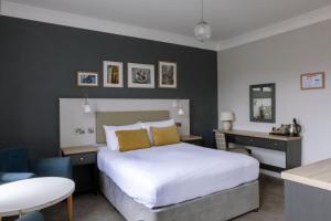 Postel nebo postele na pokoji v ubytování The Harrogate Inn - The Inn Collection Group