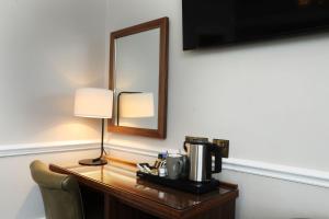 Příslušenství pro přípravu čaje a kávy v ubytování The Harrogate Inn - The Inn Collection Group