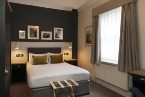 Postel nebo postele na pokoji v ubytování The Harrogate Inn - The Inn Collection Group