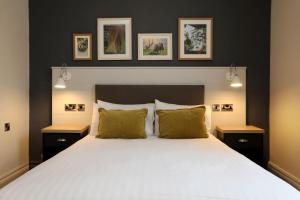 Postel nebo postele na pokoji v ubytování The Harrogate Inn - The Inn Collection Group