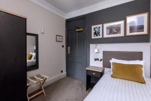 Postel nebo postele na pokoji v ubytování The Harrogate Inn - The Inn Collection Group