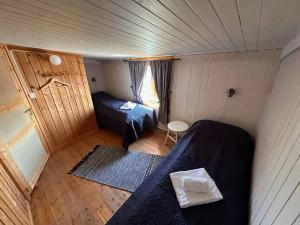 Camera piccola con letto e finestra di Stamsund Harbour Apartment a Stamsund