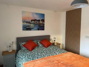 - une chambre avec un lit et 2 oreillers rouges dans l'établissement Poshington willows accessibility friendly, à Weymouth