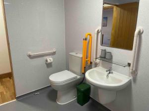 La salle de bains est pourvue de toilettes et d'un lavabo. dans l'établissement Poshington willows accessibility friendly, à Weymouth