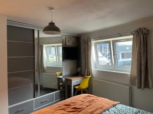 - une chambre avec un lit, un bureau et une fenêtre dans l'établissement Poshington willows accessibility friendly, à Weymouth