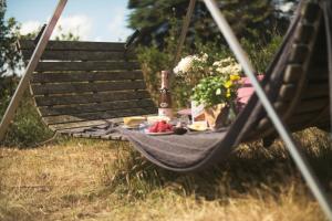 een picknicktafel in een hangmat in een veld bij Boutique Suites Sylt in Kampen am Roten Kliff Re-Opening Mai 2023 in Kampen
