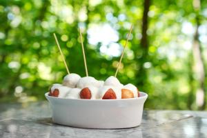 uma tigela de marshmallows e morangos numa mesa em Etno Selo Dodig em Drvar