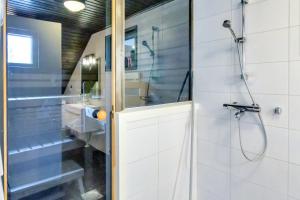 SuomutunturiにあるHoliday Cabin Ahjotarのガラスドア付きのシャワー付きのバスルーム +26枚の写真